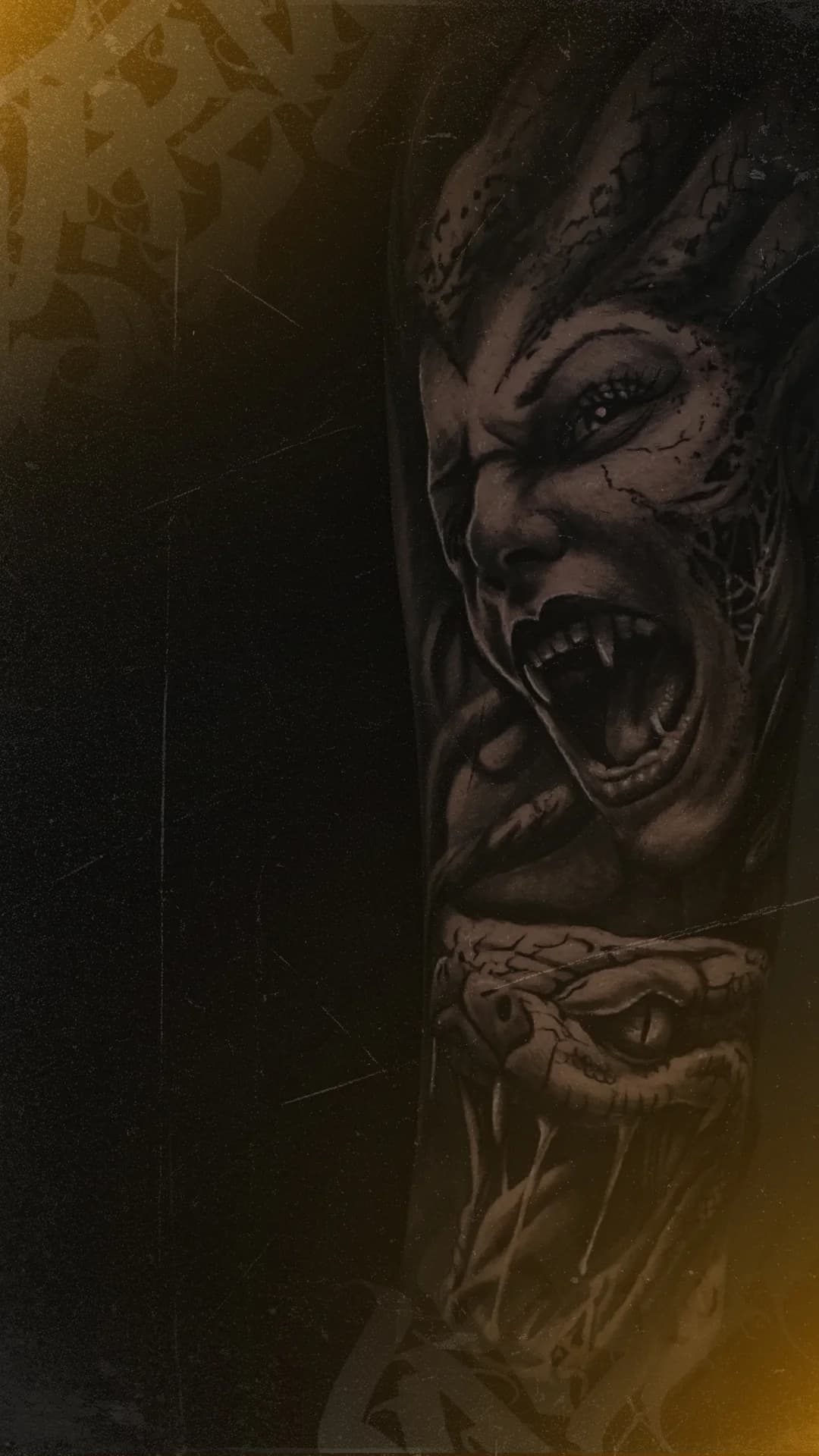 Tatuagem realista em composição dramática preto e cinza